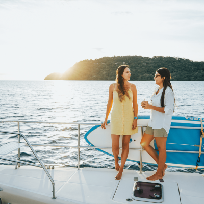 happy-couple-yacht-tour
